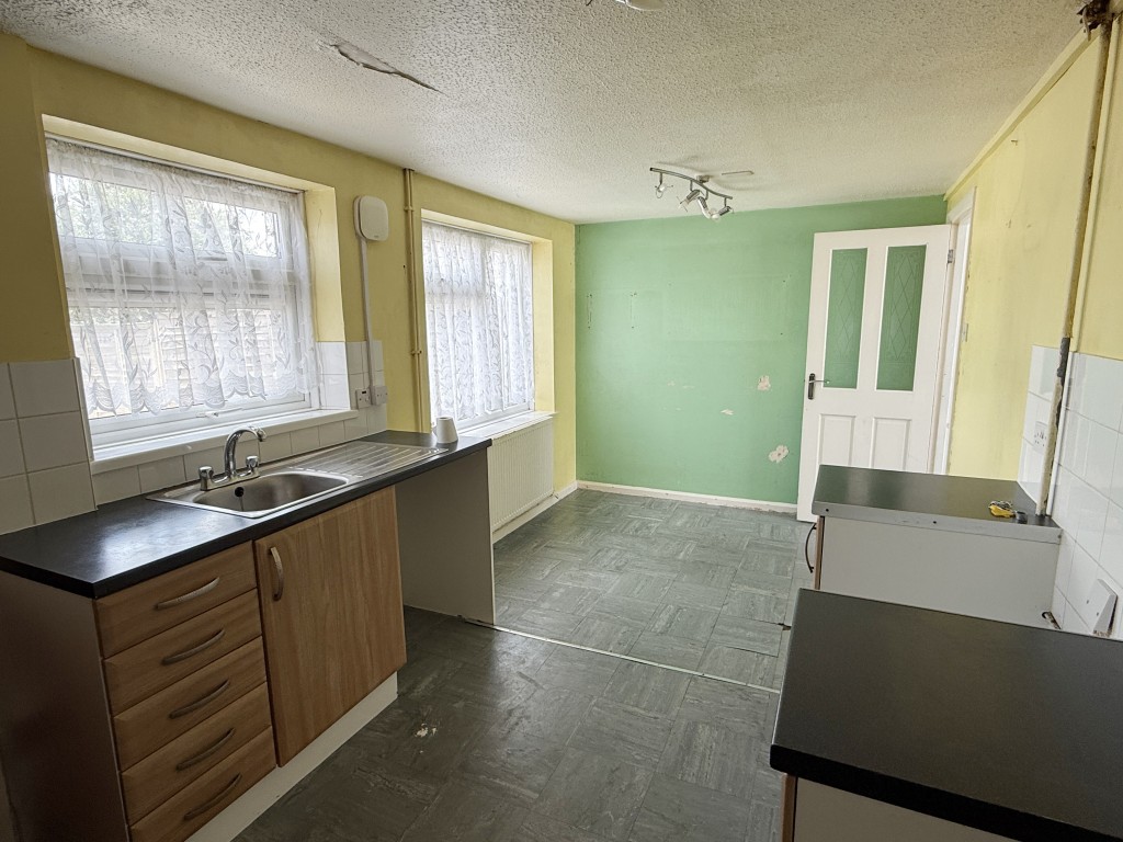 Lot: 95 - HOUSE IN NEED OF IMPROVEMENT - Dining Room in House in Need of Improvement